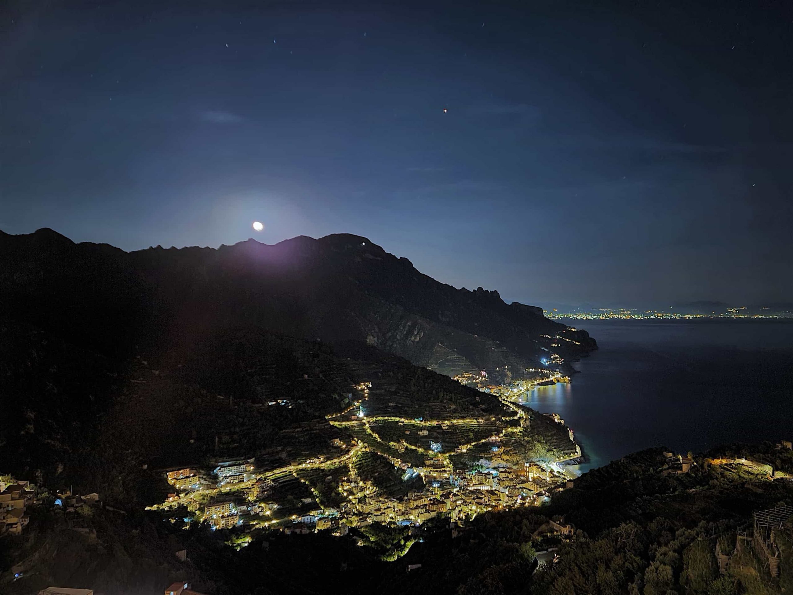 Foto notturna sul panorama della costiera Amalfitana dall'Hotel Parsifal a Ravello