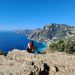 Carlotta seduta su una roccia mentre guarda il panorama sulla Costiera Amalfitana durante il Sentiero degli Dei