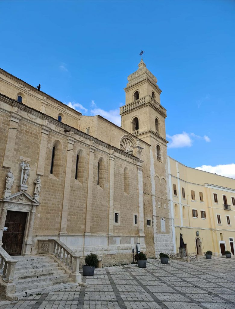 Ingresso alla Cattedrale di Gravina in Puglia dal piazzale sud