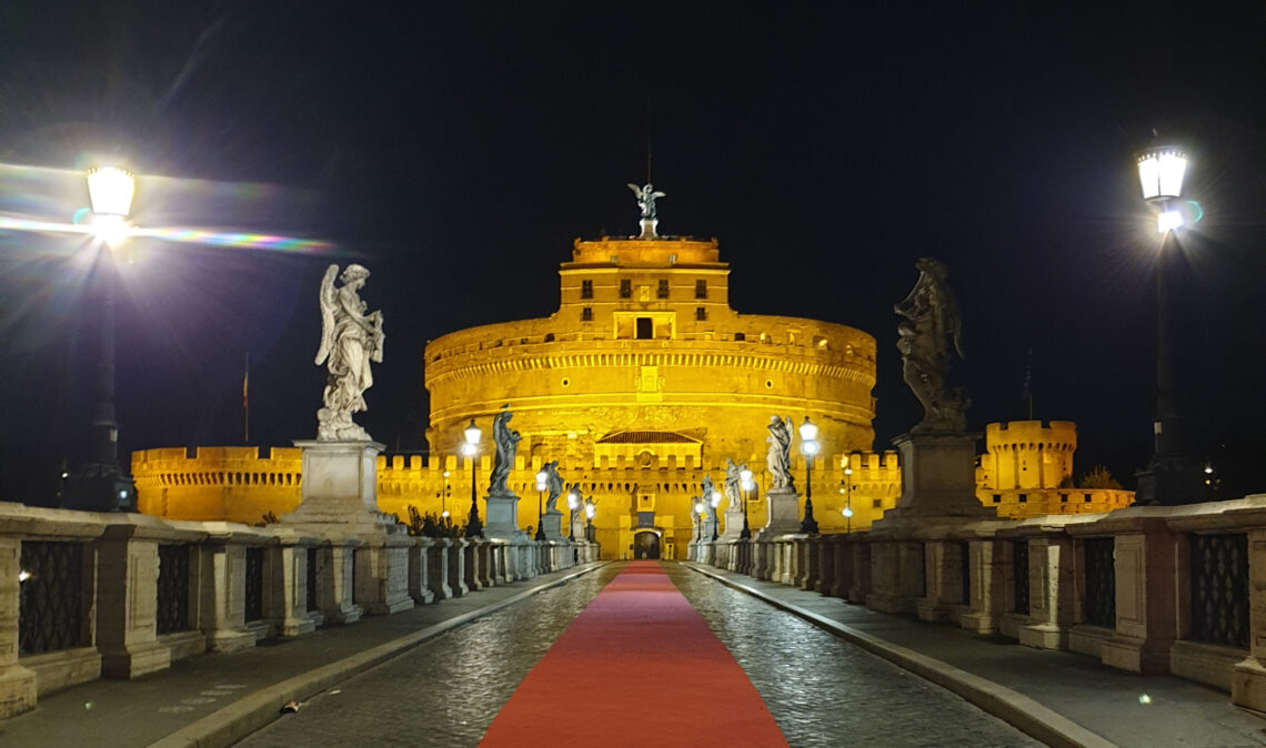 Foto di castel Sant'Angelo a Roma completamente deserto