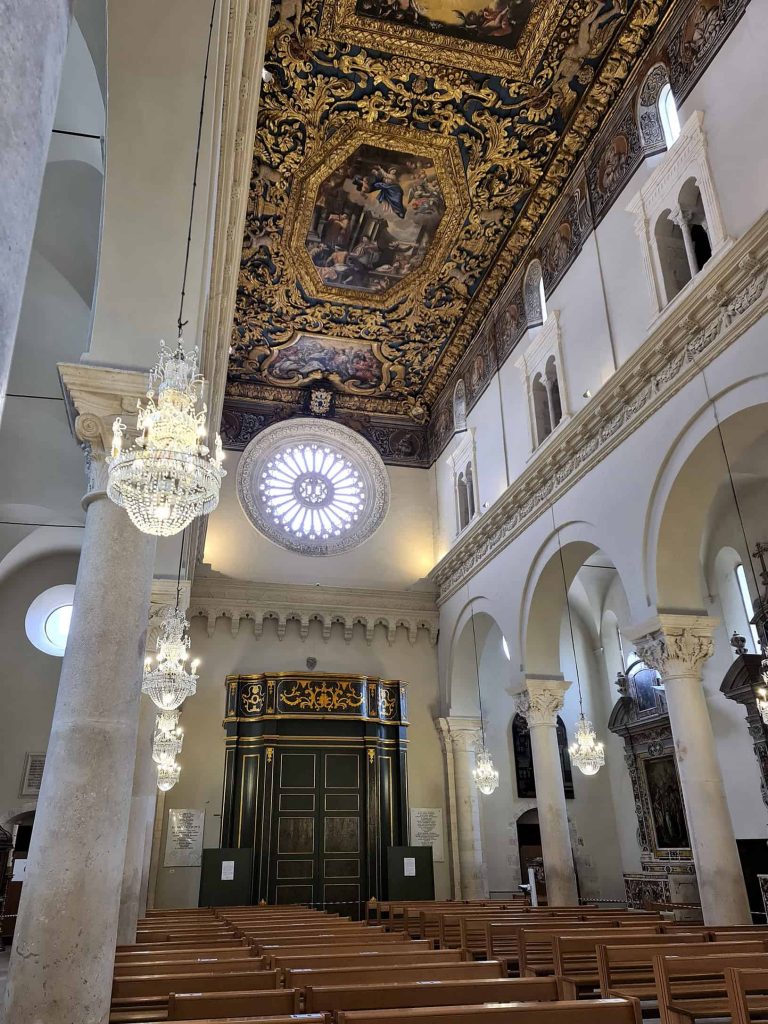 Foto dell'Interno della cattedrale di Santa Maria Assunta a Gravina in Puglia