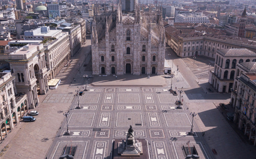 Piazza Duomo a Milano vista dall'alto completamente deserta