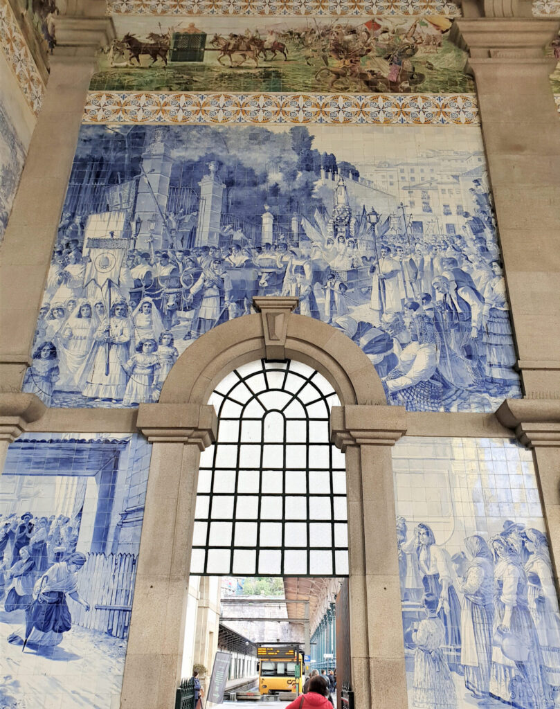 Una delle pareti rivestite di azulejos all'interno della stazione di sao bento a Porto
