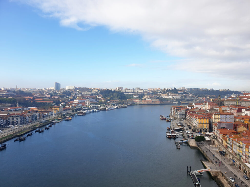 Vista sul fiume Douro che attraversa la città di Porto, dall'alto del ponte Dom Luis che collega Porto a Vila Nova de Gaia