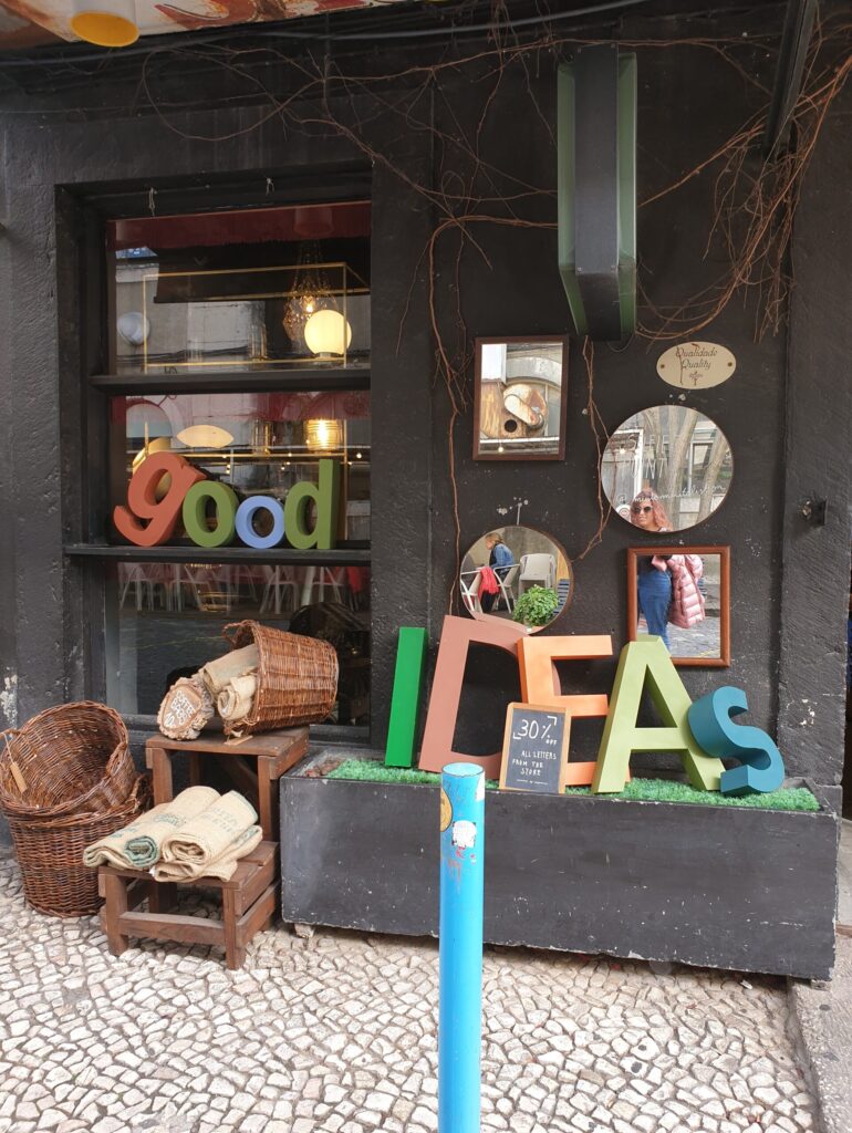 Una delle botteghe di Lx factory, con oggettistica allegra e colorata