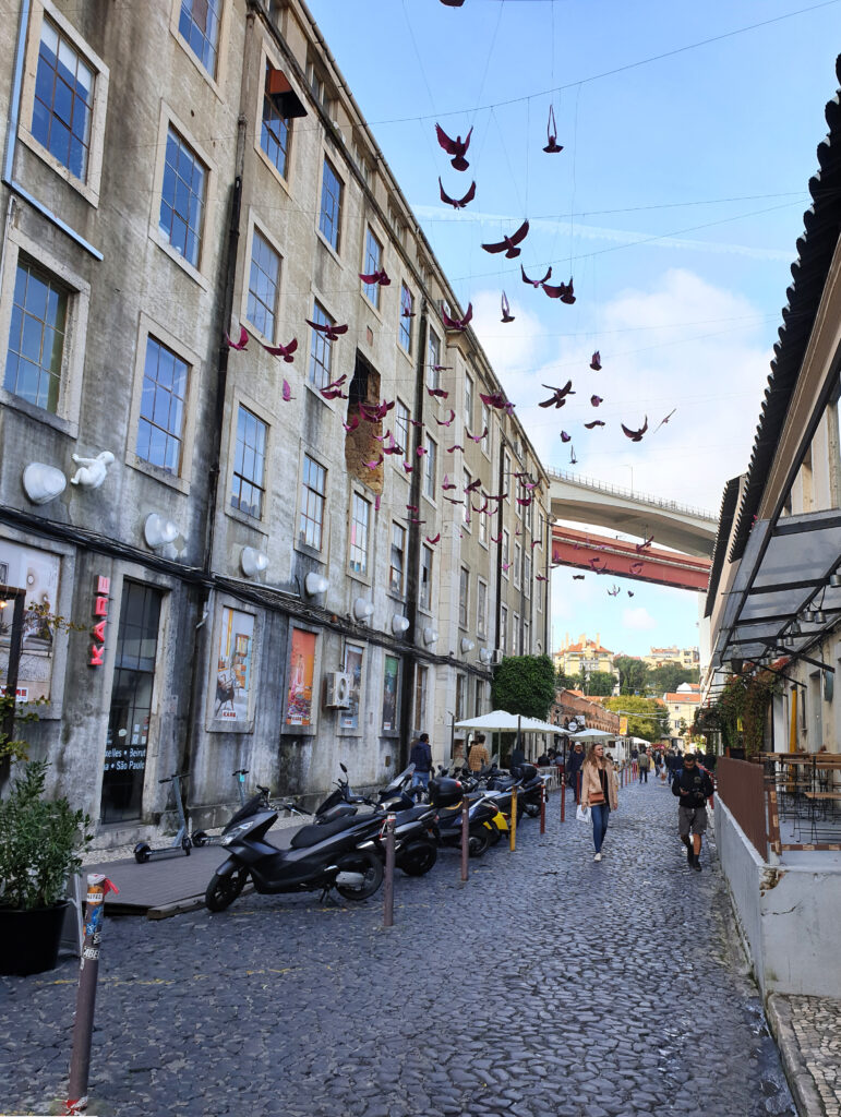 In foto si vede uno degli edifici di LX factory, che riprende lo stile industriale dell'800