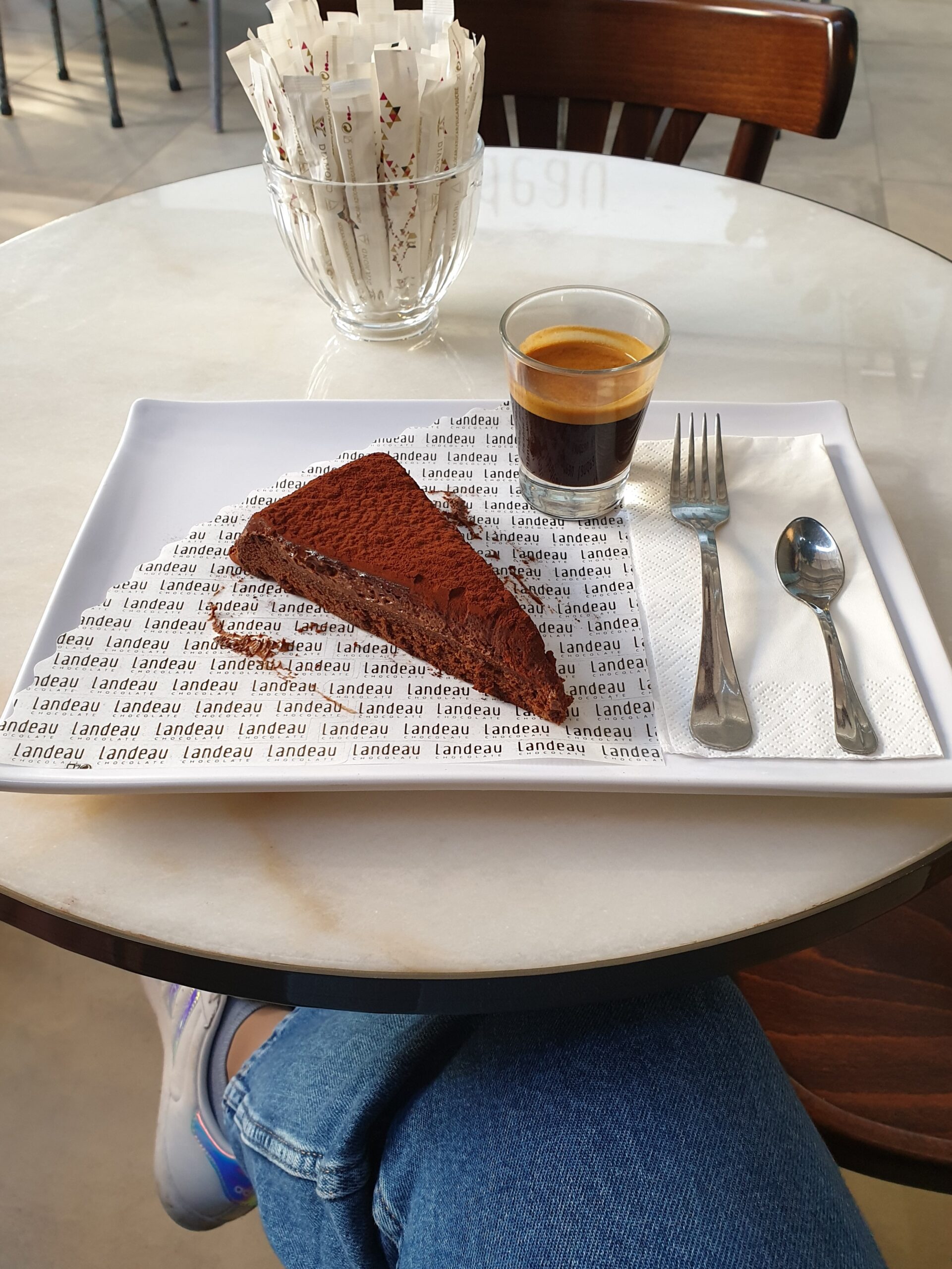 In foto di vede un pezzo di torta al cioccolato ed una tazzina di caffè