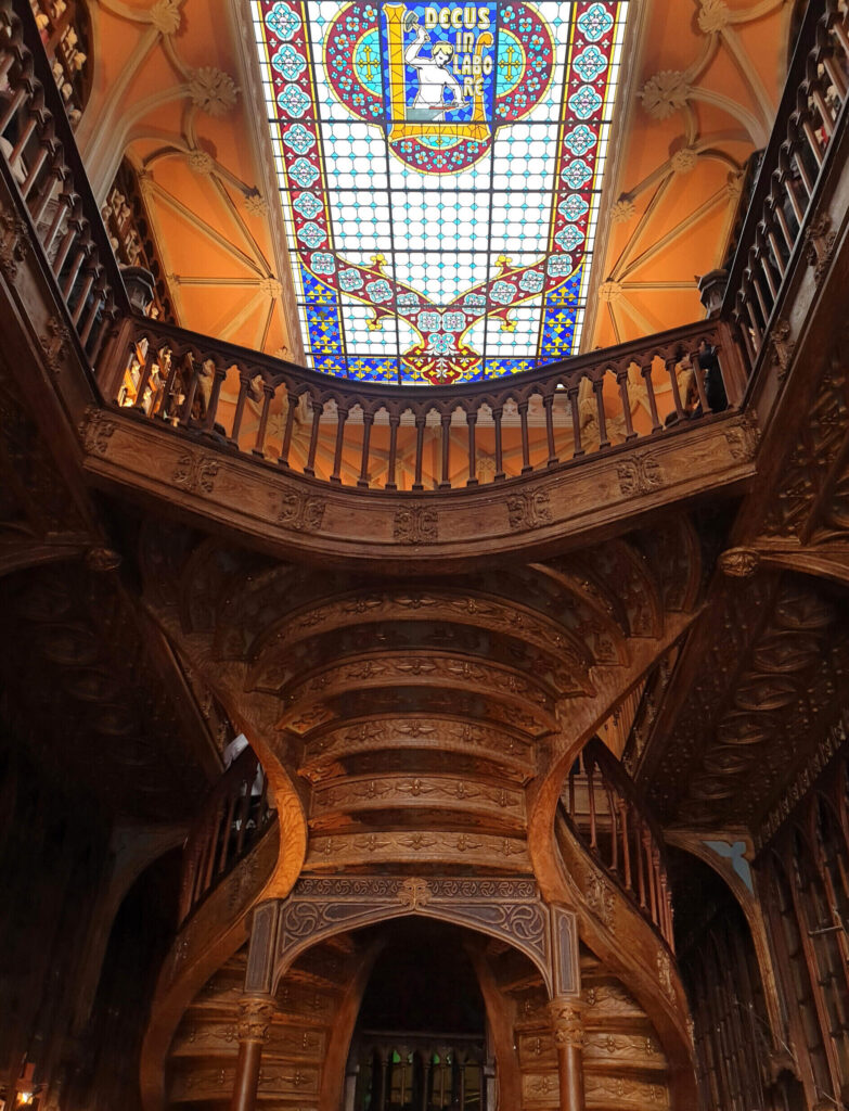 Imponente scalinata della biblioteca Lello e Irmao a Porto