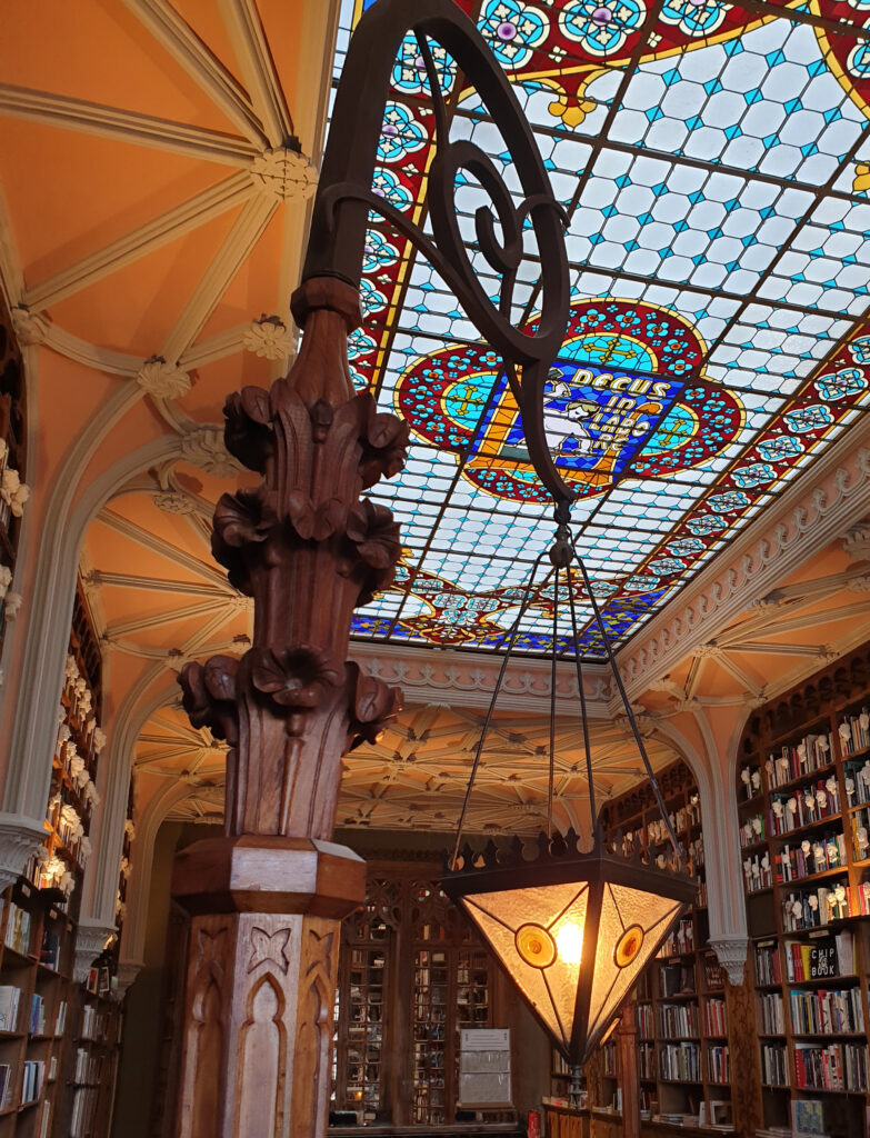 Particolari dell'interno della biblioteca lello e irmao a Porto