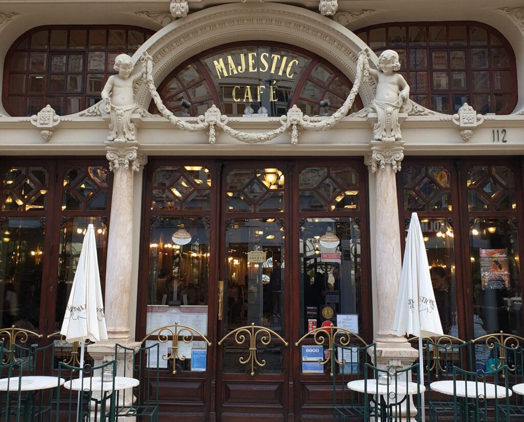 Foto della facciata del Majestic Café a Porto