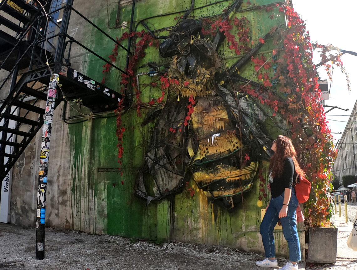 Carlotta in piedi mentre osserva una delle opere di street art a LX factory