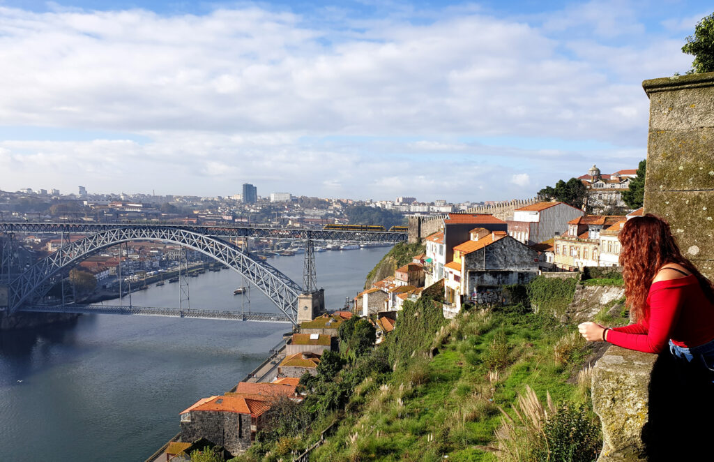 Carlotta mentre ammira il Ponte Dom Luis, simbolo della città di Porto, che sovrasta il fiume Douro che attraversa la città