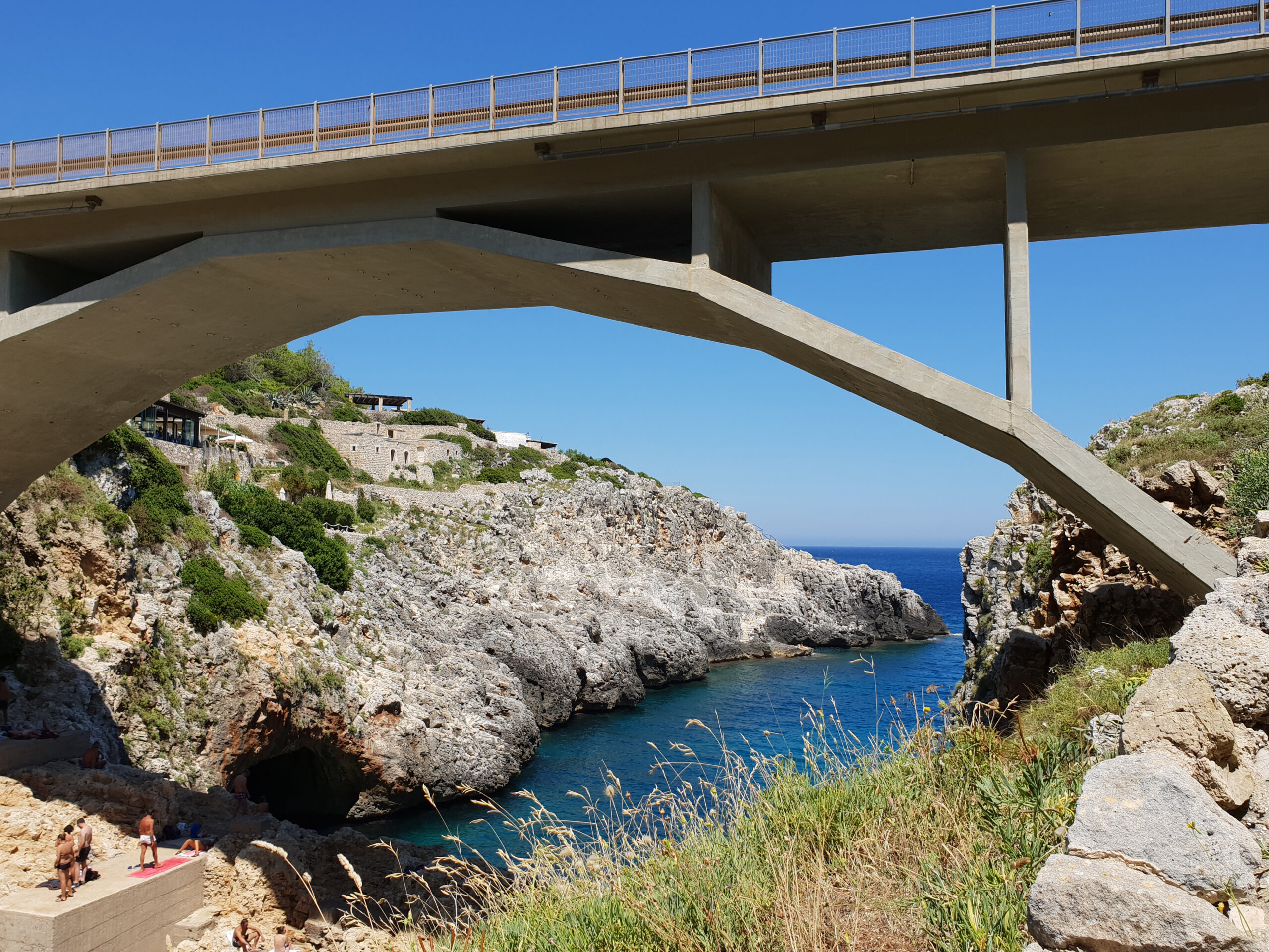 In foto si vede il Fiordo del Ciolo che si apre al di sotto dell'omonimo ponte.