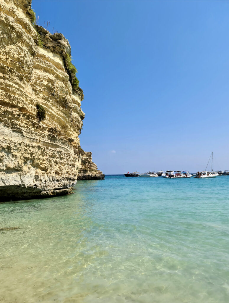 Il mare pulito della baia del Mulino d'acqua vicino Otranto