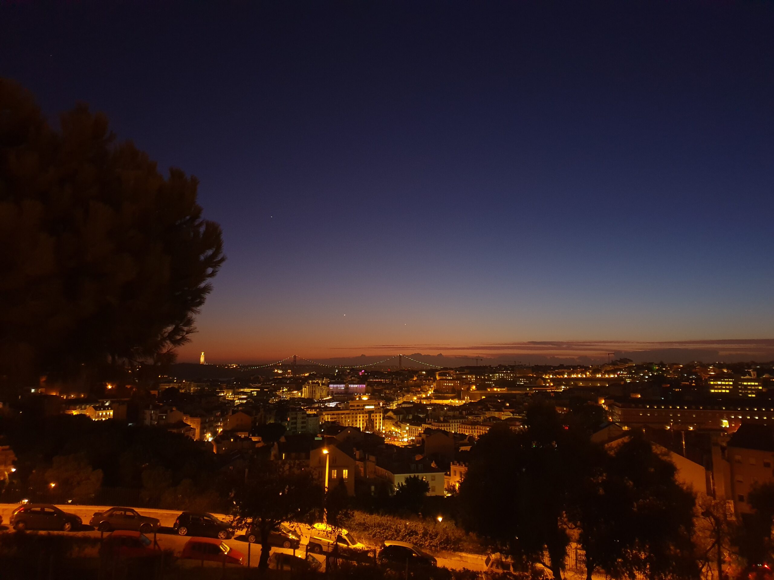 Il tramonto su Lisbona con sfumature arancioni e blu visto dal moradouro senhora do monte.