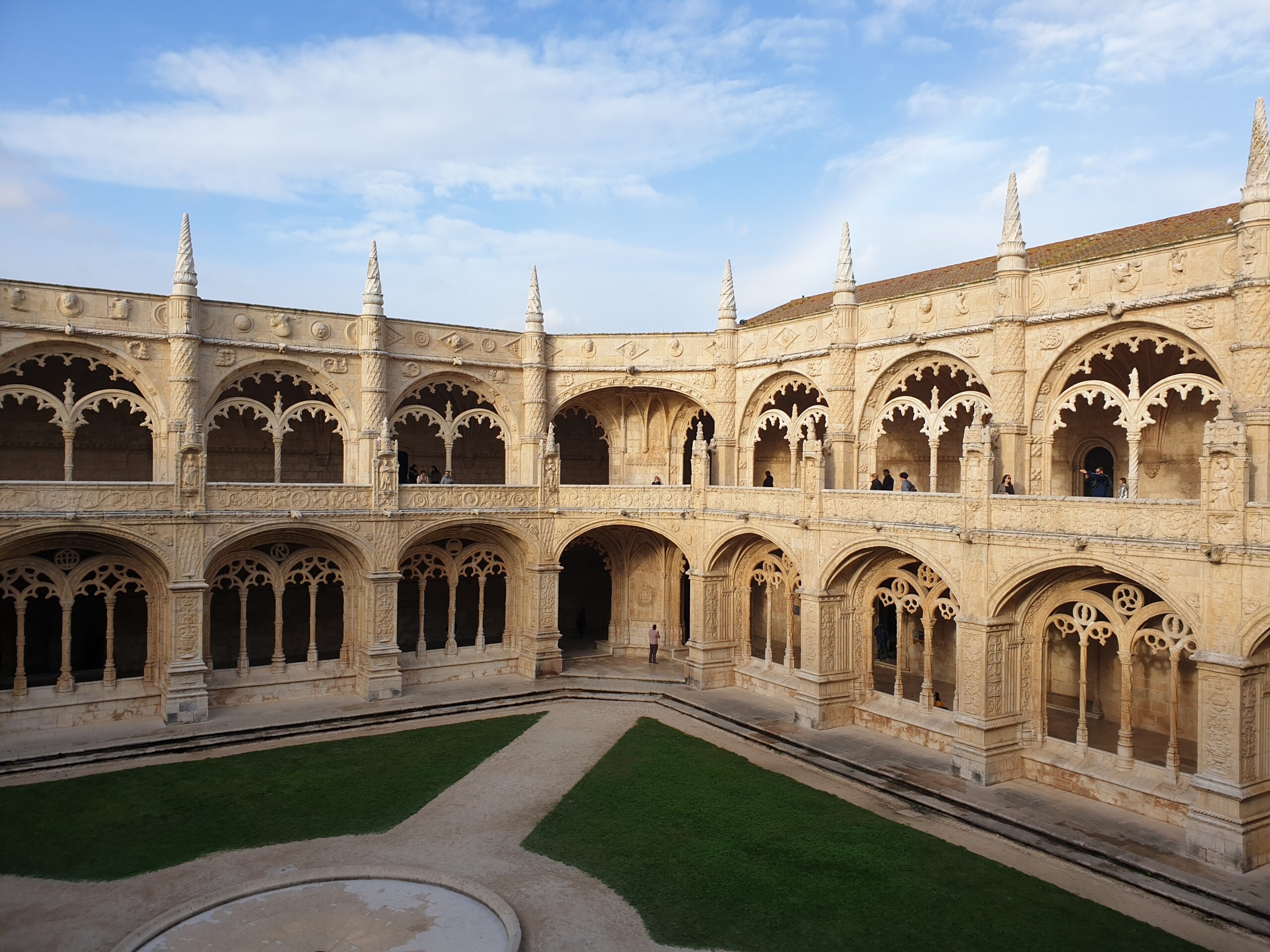 In foto si vede il chiostro del Monastero dos jeronimos caratterizzato da tante arcate e guglie finemente lavorate