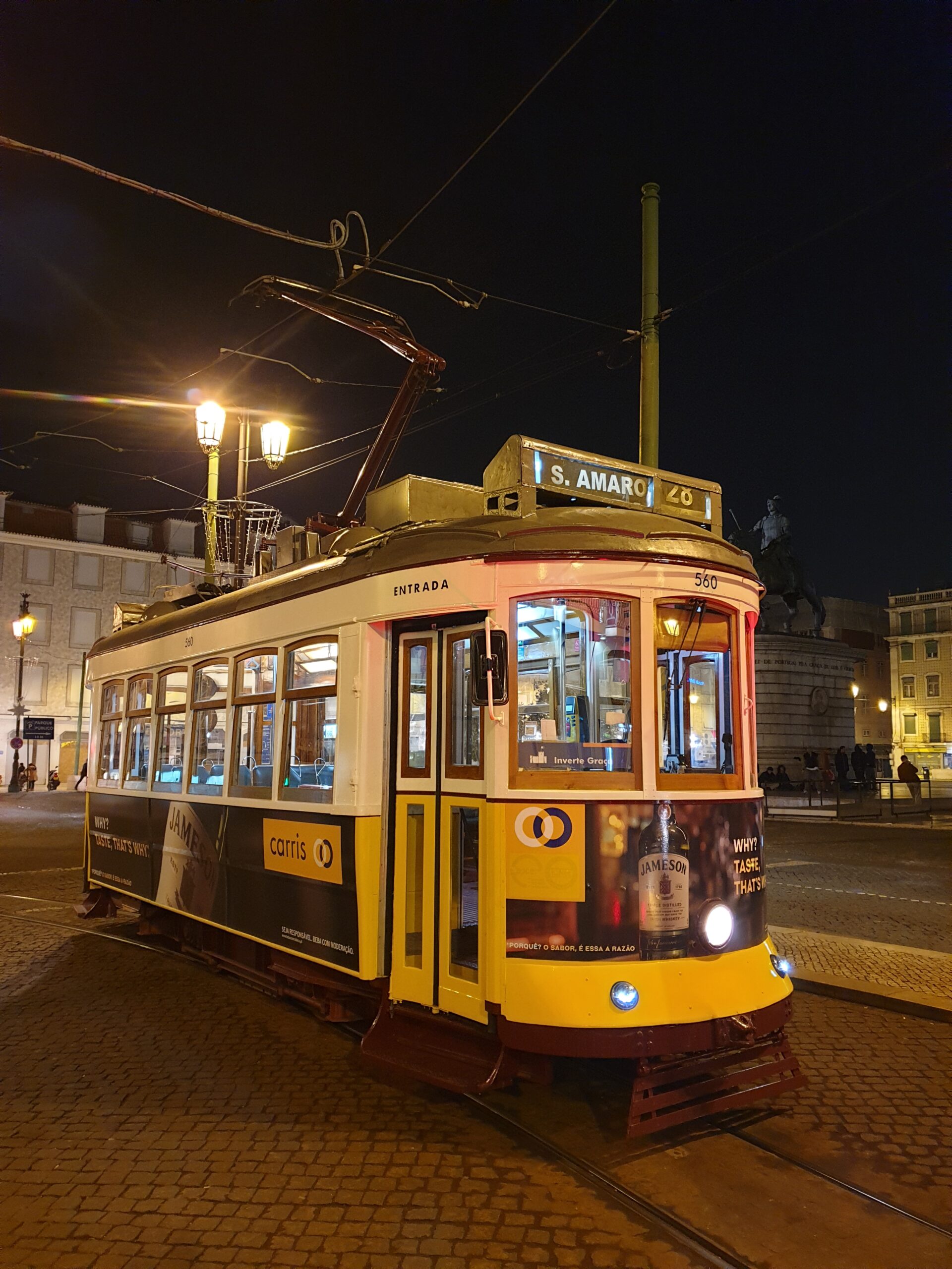 Il tipico tram giallo di Lisbona, divenuto una icona della città. 