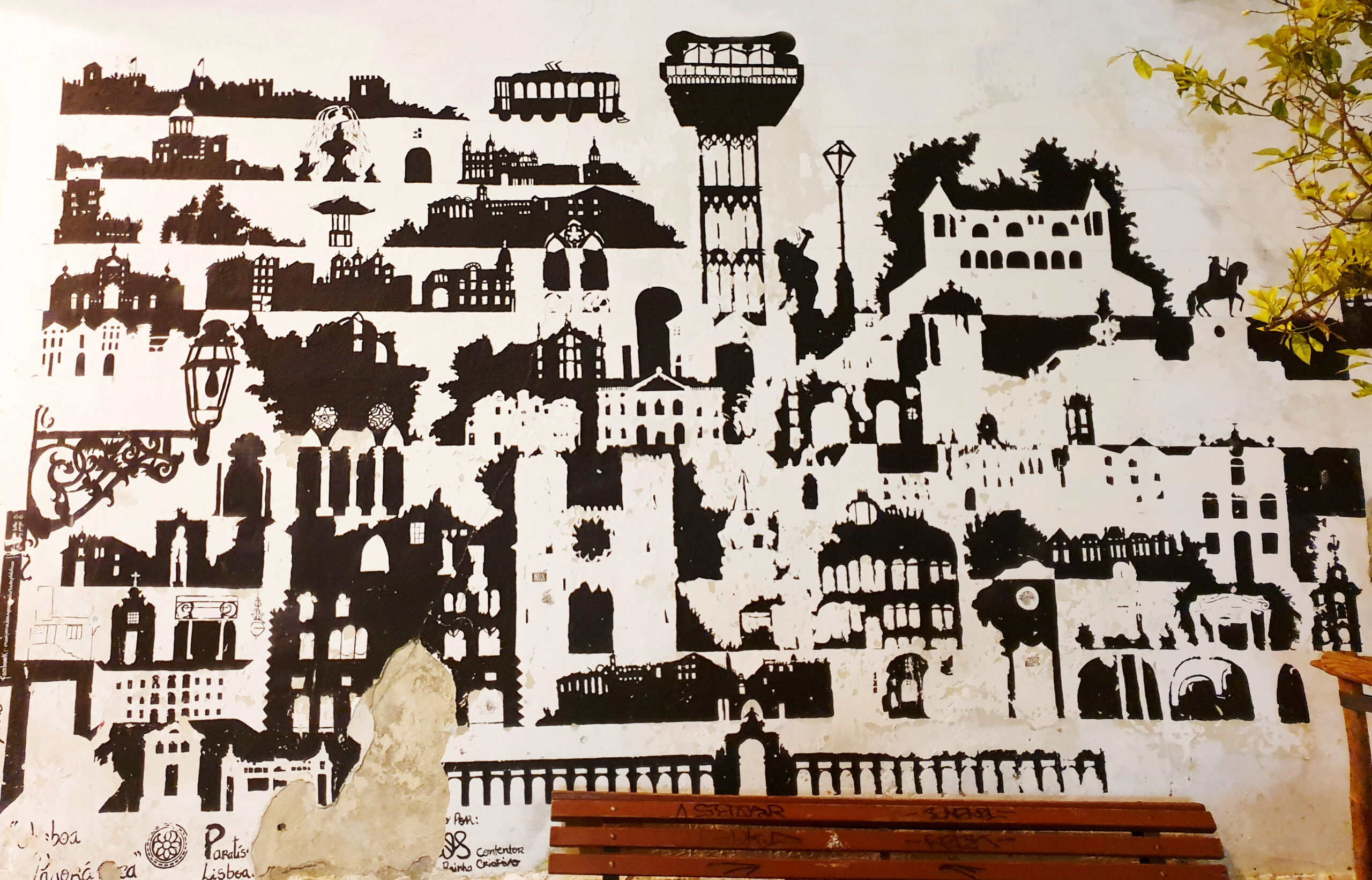 Un murales in bianco e nero che rappresenta la città di Lisbona 