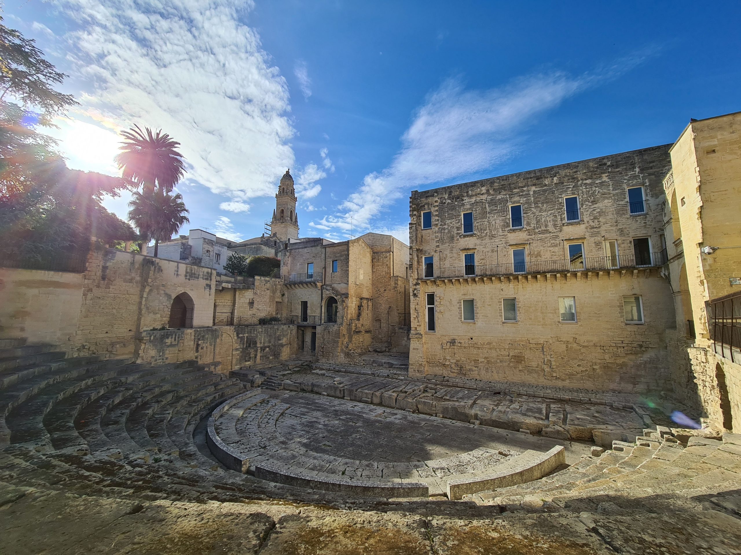 in foto il teatro romano con la tipica forma semicircolare, nascosto tra le vie del centro storico di Lecce