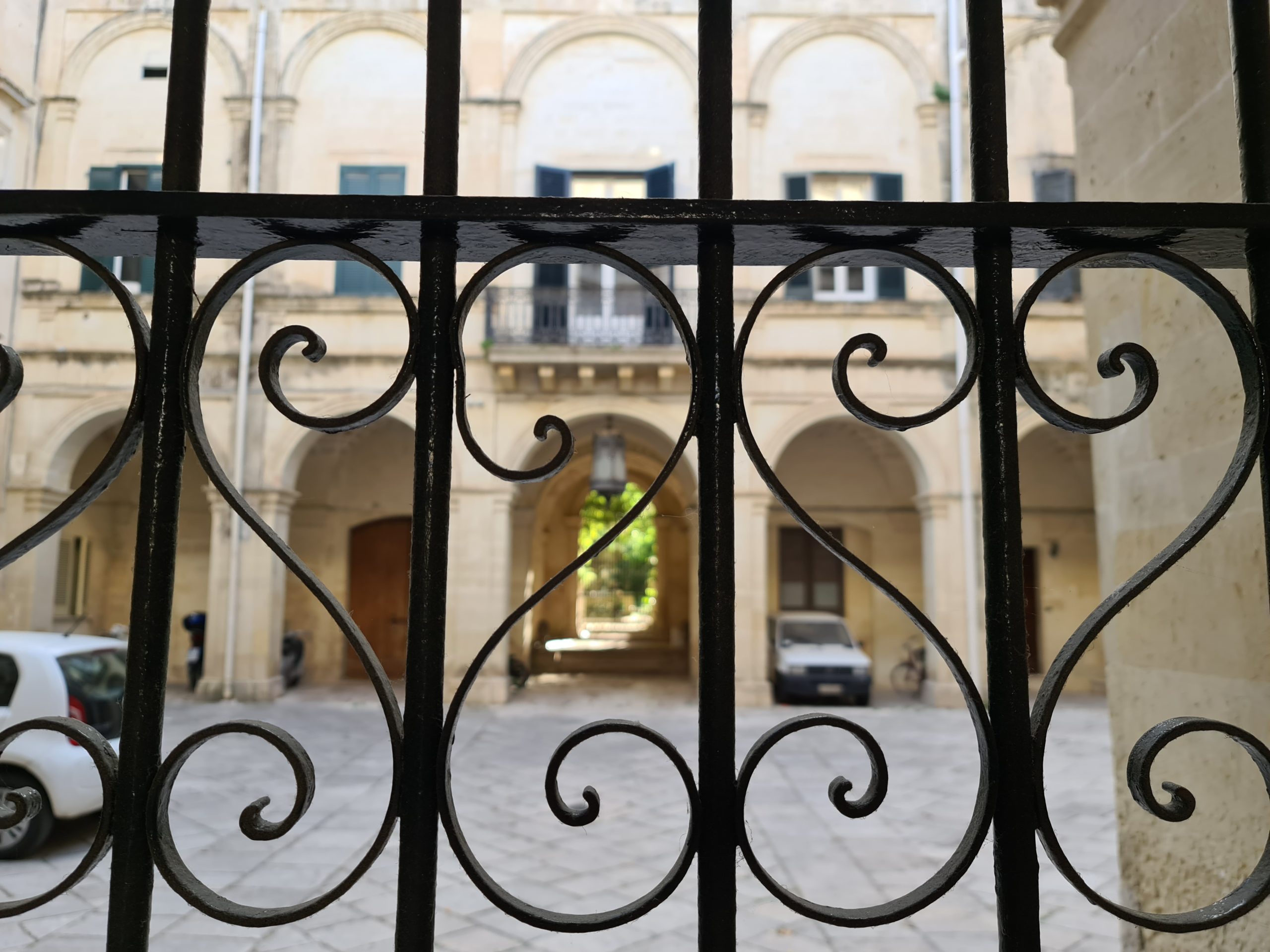 In foto si vede il cancello in ferro di Palazzo Famularo che nel film è Casa Cantone