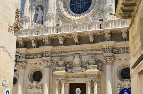 Carlotta, di spalle, mentre ammira la facciata riccamente decorata della basilica di Santa Croce durante l'itinerario a Lecce