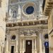 Carlotta, di spalle, mentre ammira la facciata riccamente decorata della basilica di Santa Croce durante l'itinerario a Lecce