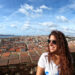 Visitare Lisbona in tre giorni: in foto si vede Carlotta sorridente mentre guarda verso destra, alle sue spalle la città di Lisbona vista dal Castello di San Jorge.