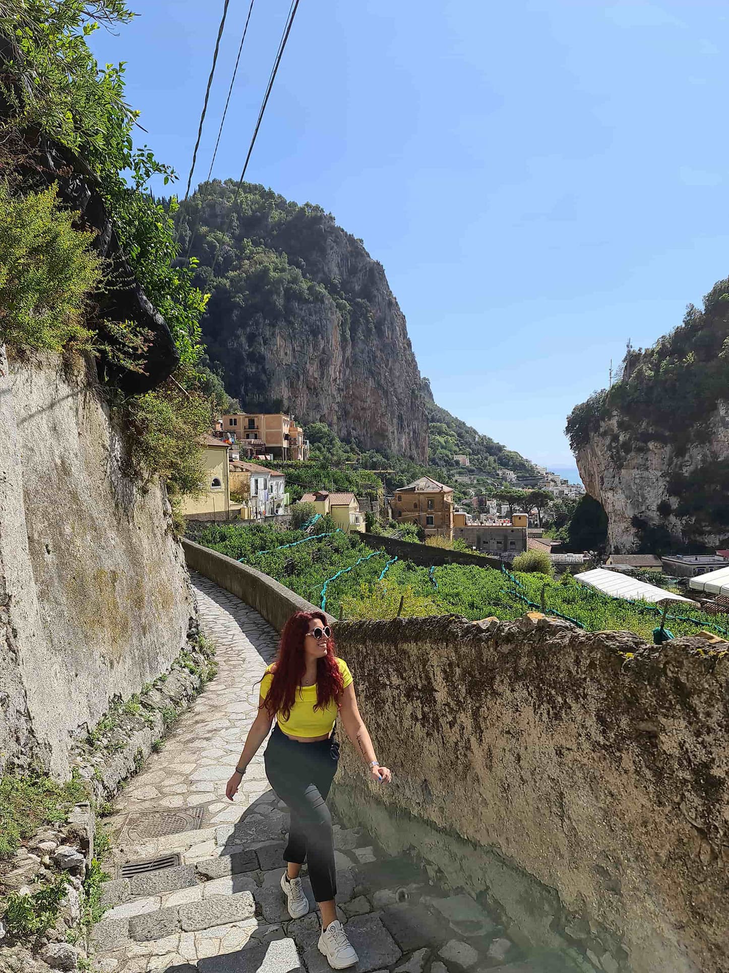 In foto si vede Carlotta mentre passeggia lungo la Valle delle Ferriere, un percorso immerso nel verde tra le montagne di Amalfi