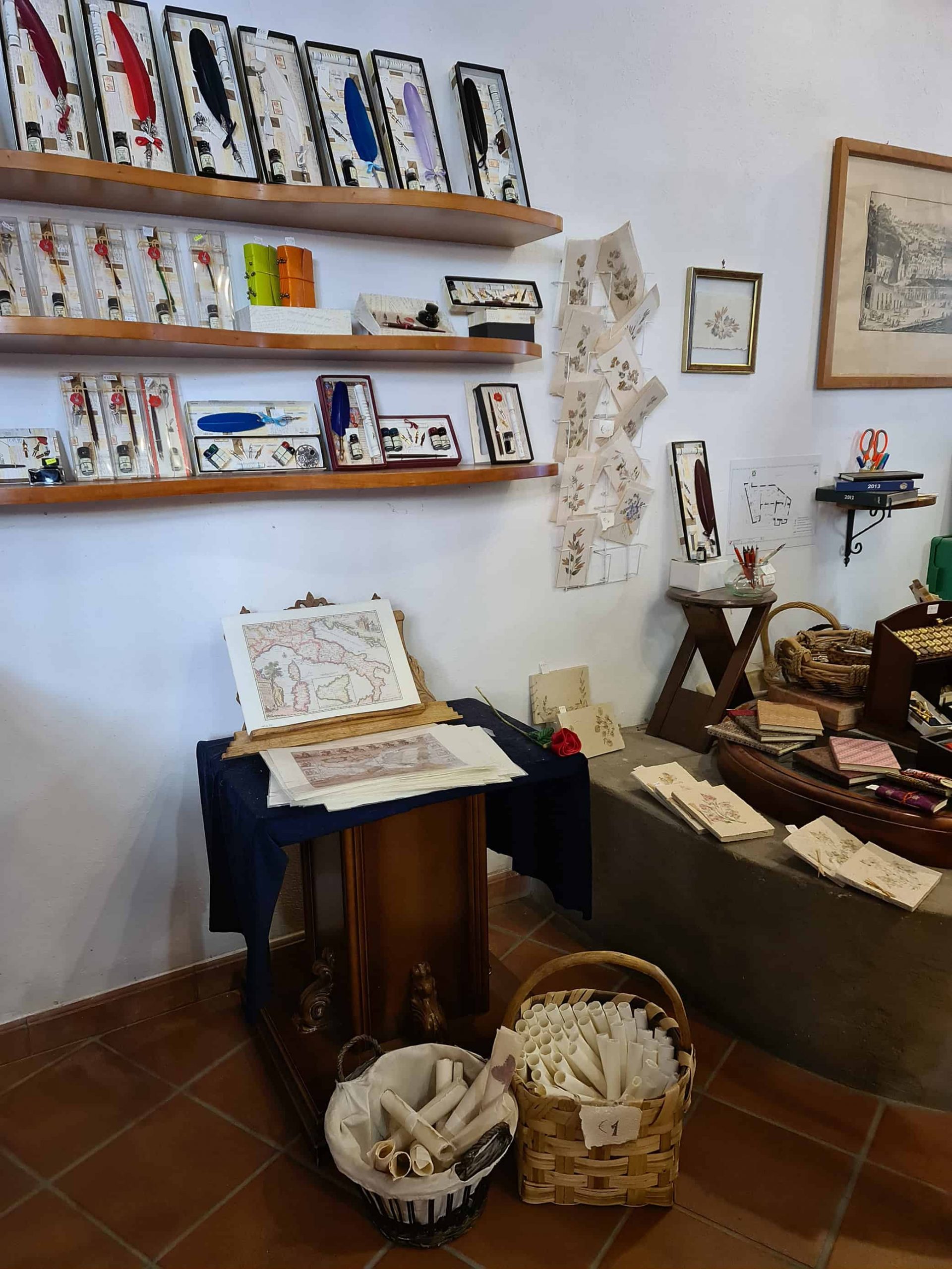 Una foto dell'interno del Museo della Carta di Amalfi, dove si possono vedere numero pergamene e piume d'oca.