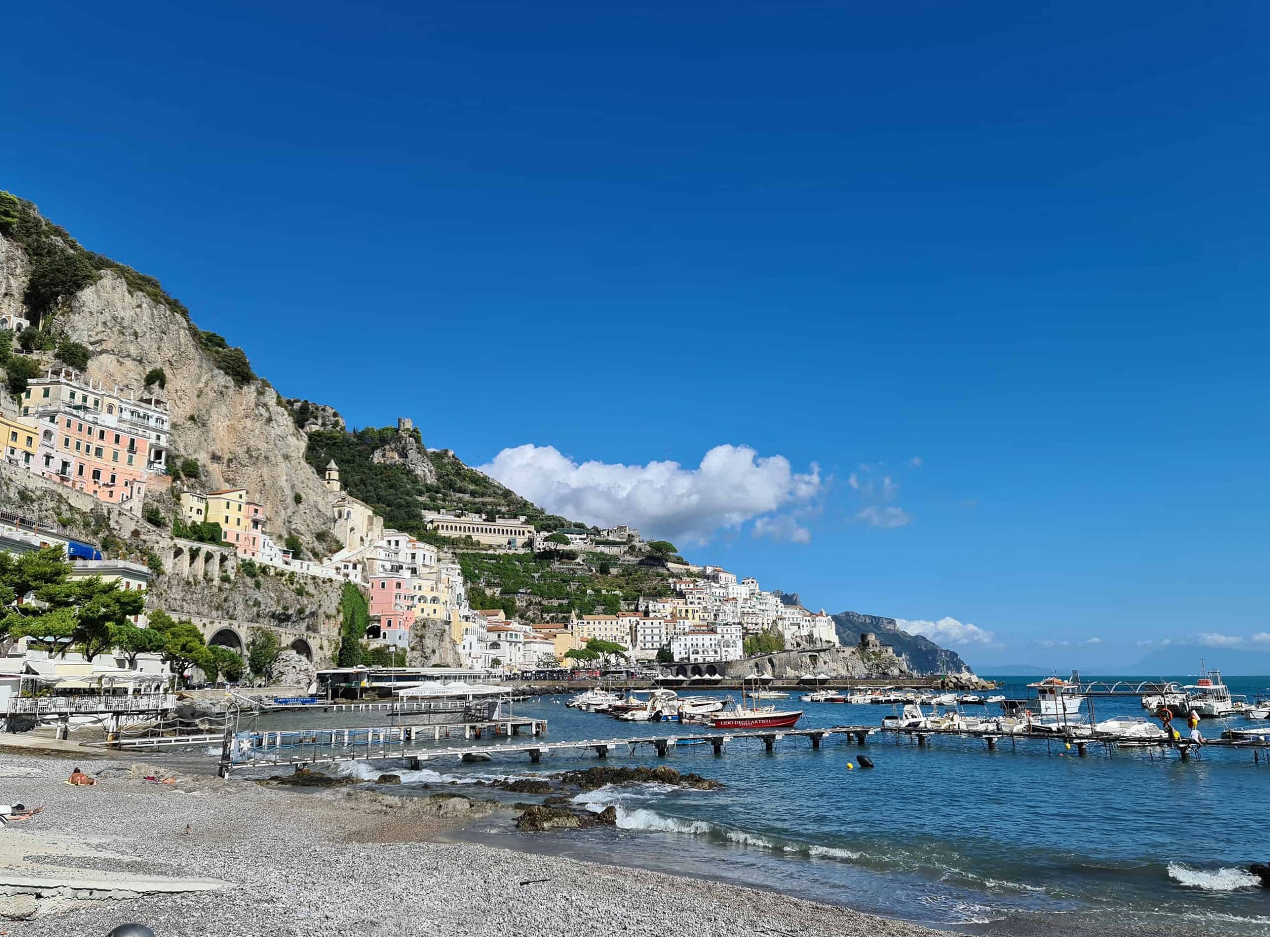 Una foto di Amalfi vista dalla spiaggia ciottolosa del lungomare