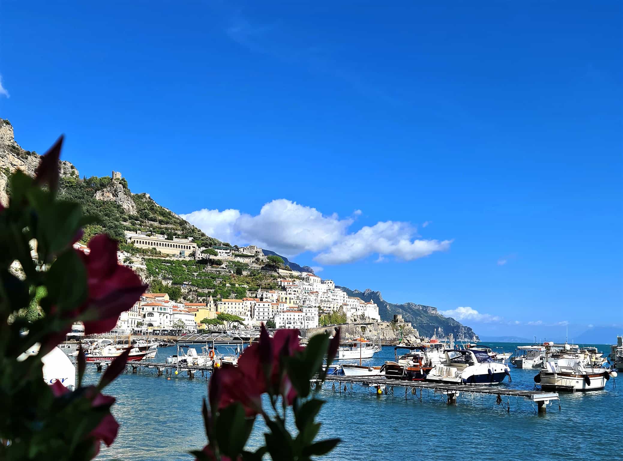 In foto si vede uno scorcio di Amalfi affacciata sul mare.