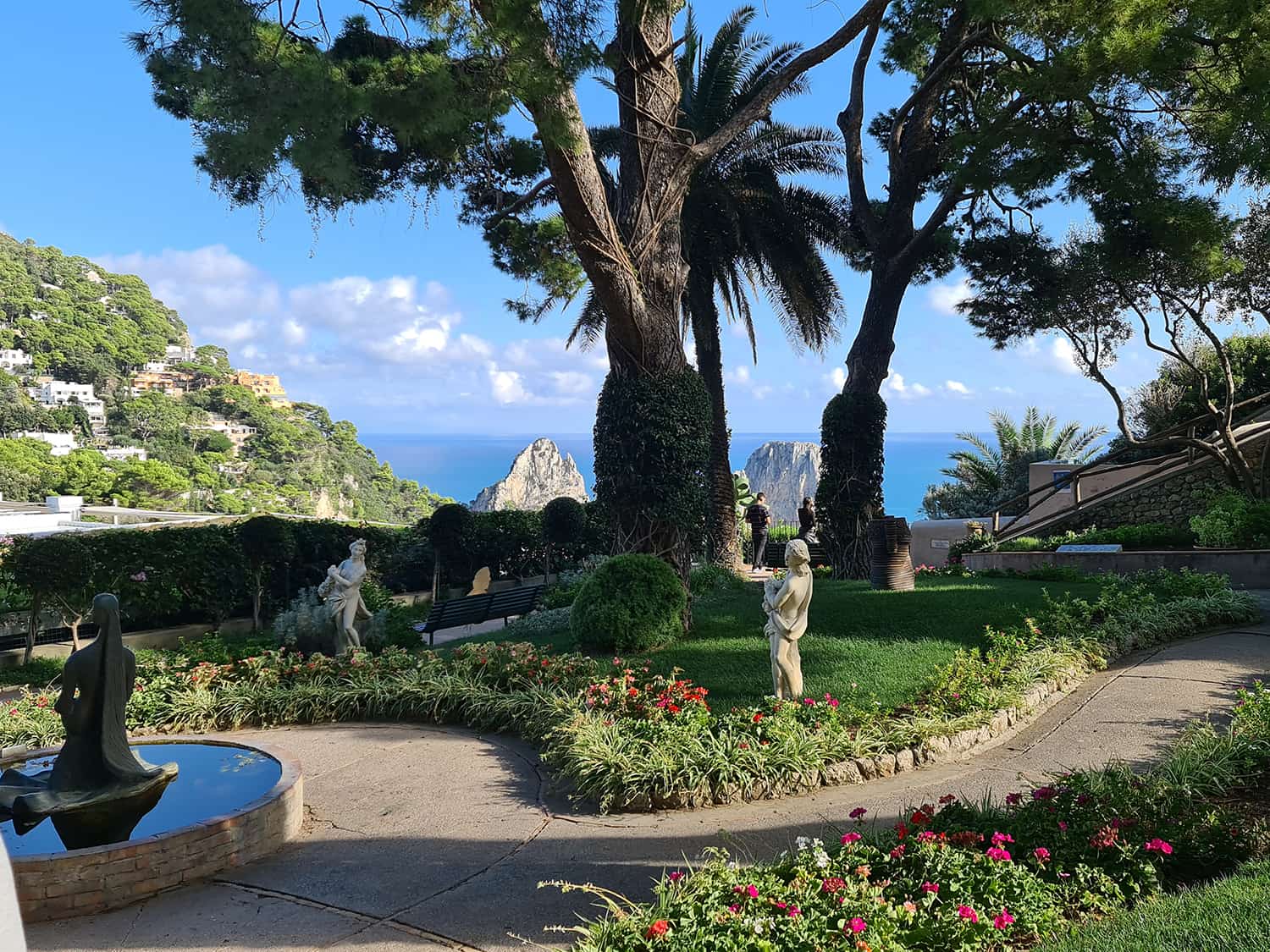 Una foto dei giardini di Augusto da visitare a Capri, costruiti su terrazze a picco sul mare dal quale è possibile ammirare i faraglioni di Capri immersi nel blu infinito del mare