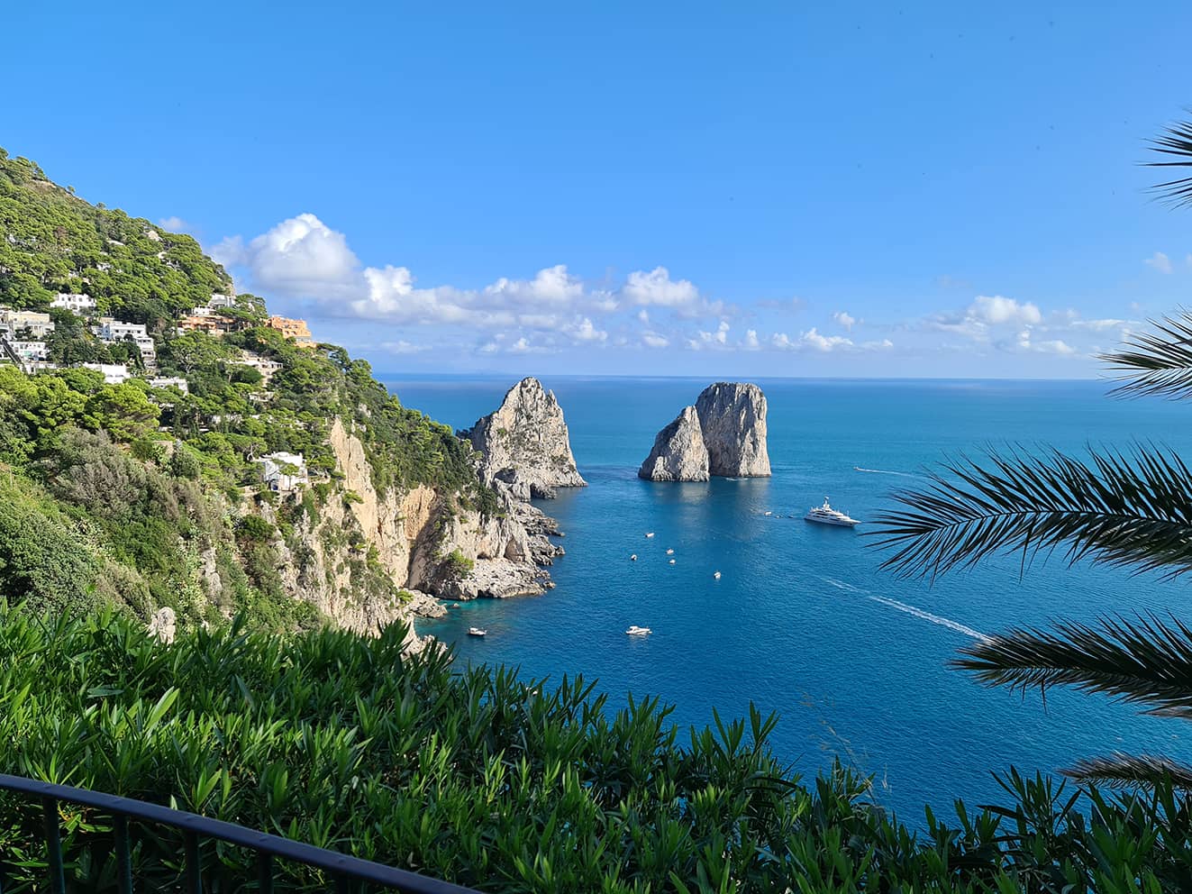 Una foto del panorama che si ammira dai giardini di Augusto, con vista sui faraglioni di Capri