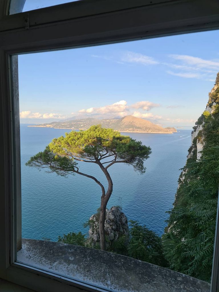 Il panorama sul mare che si vede da una delle finestre di un bagno di Villa Lysis