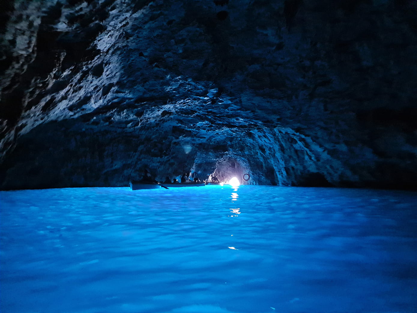 Una foto della Grotta Azzurra da visitare a Capri, caratterizzata da una forte luce blu che invade tutto l'ambiente interno