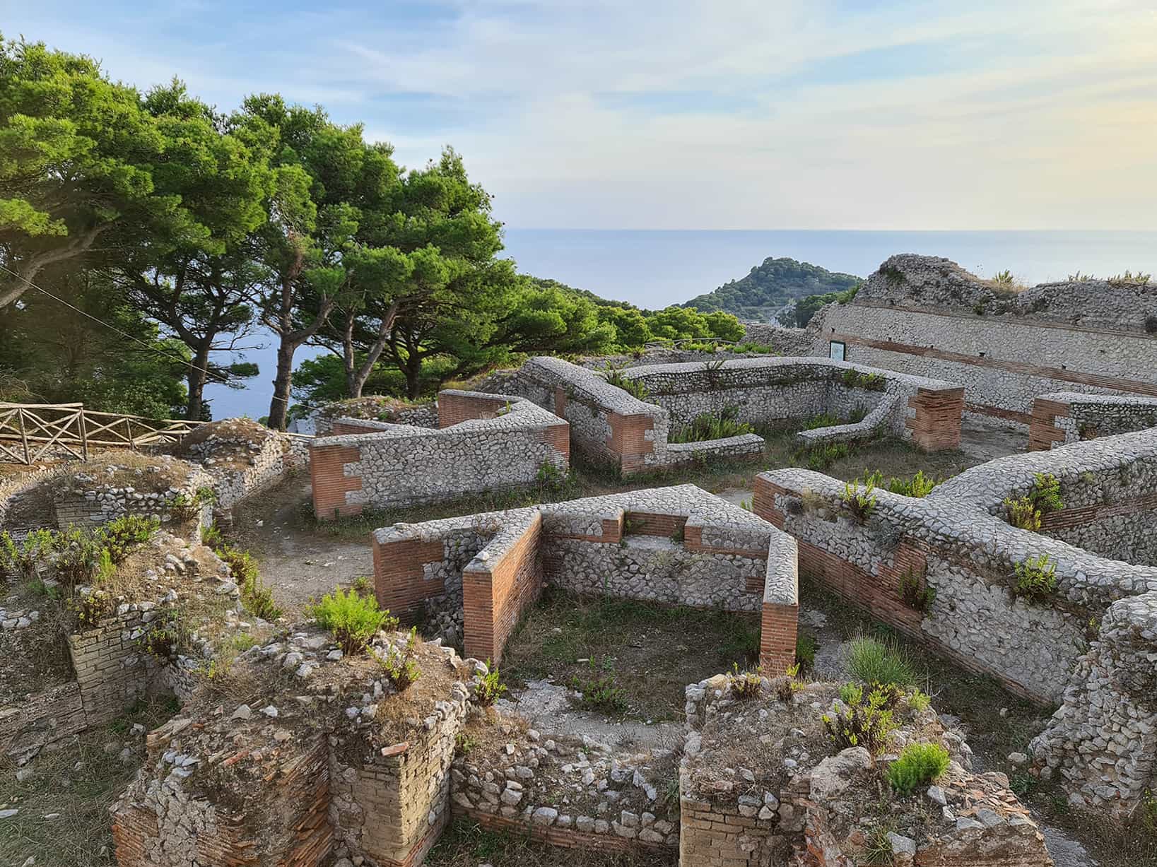 Una foto dei resti di Villa Jovis di cui rimane la struttura di alcune stanze e un po' della pavimentazione