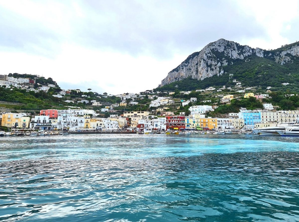 Una foto dell'isola di Capri vista dal traghetto