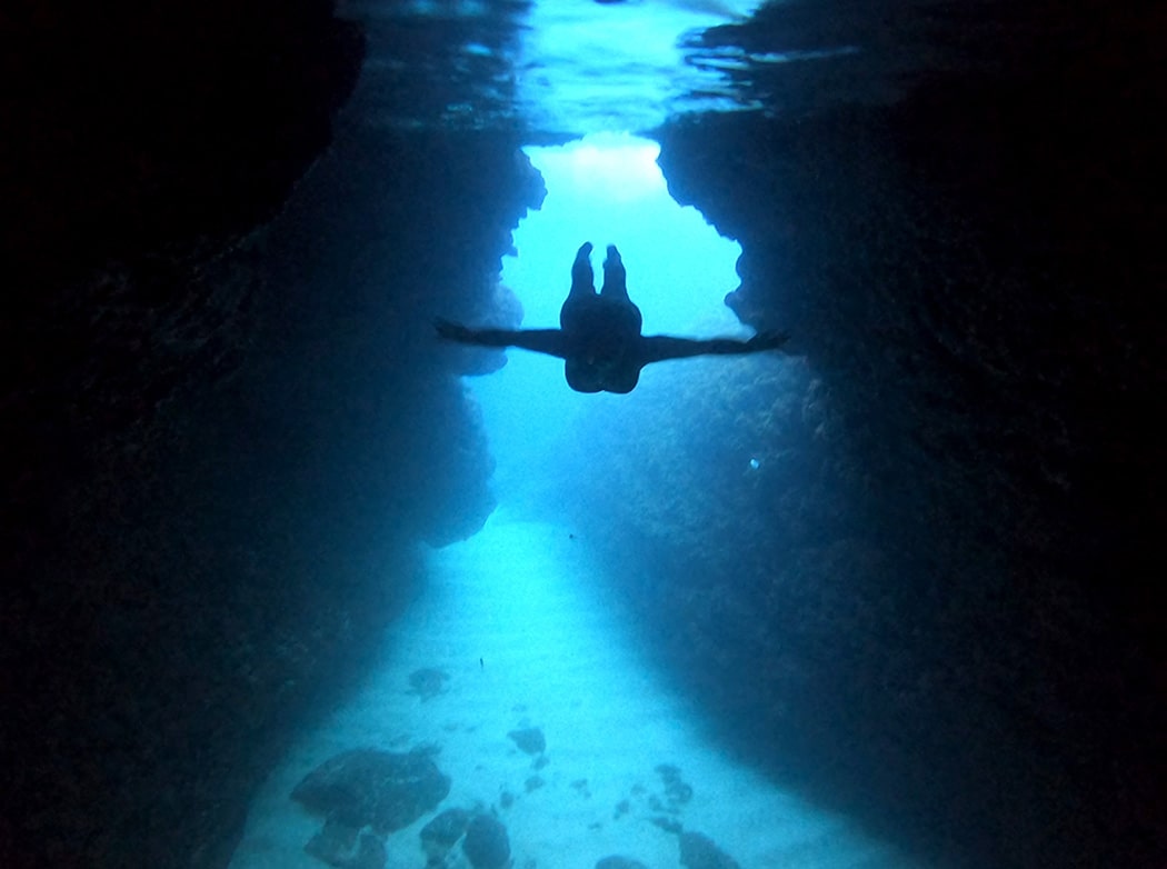 Carlotta mentre nuota sott'acqua per entrare nella grotta del soffio, una delle più belle grotte nel Salento
