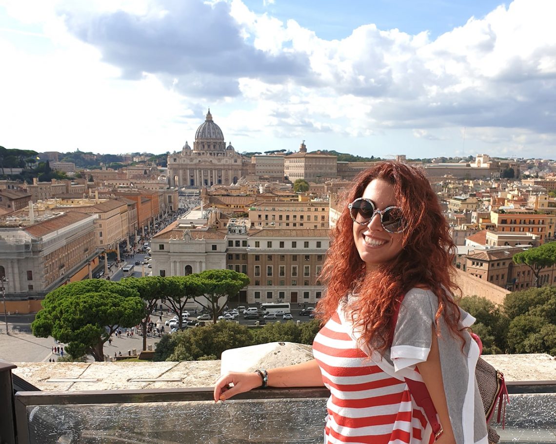 Carlotta sorridente su un punto panoramico di Castel Sant'Angelo che affaccia sulla Basilica di San Pietro