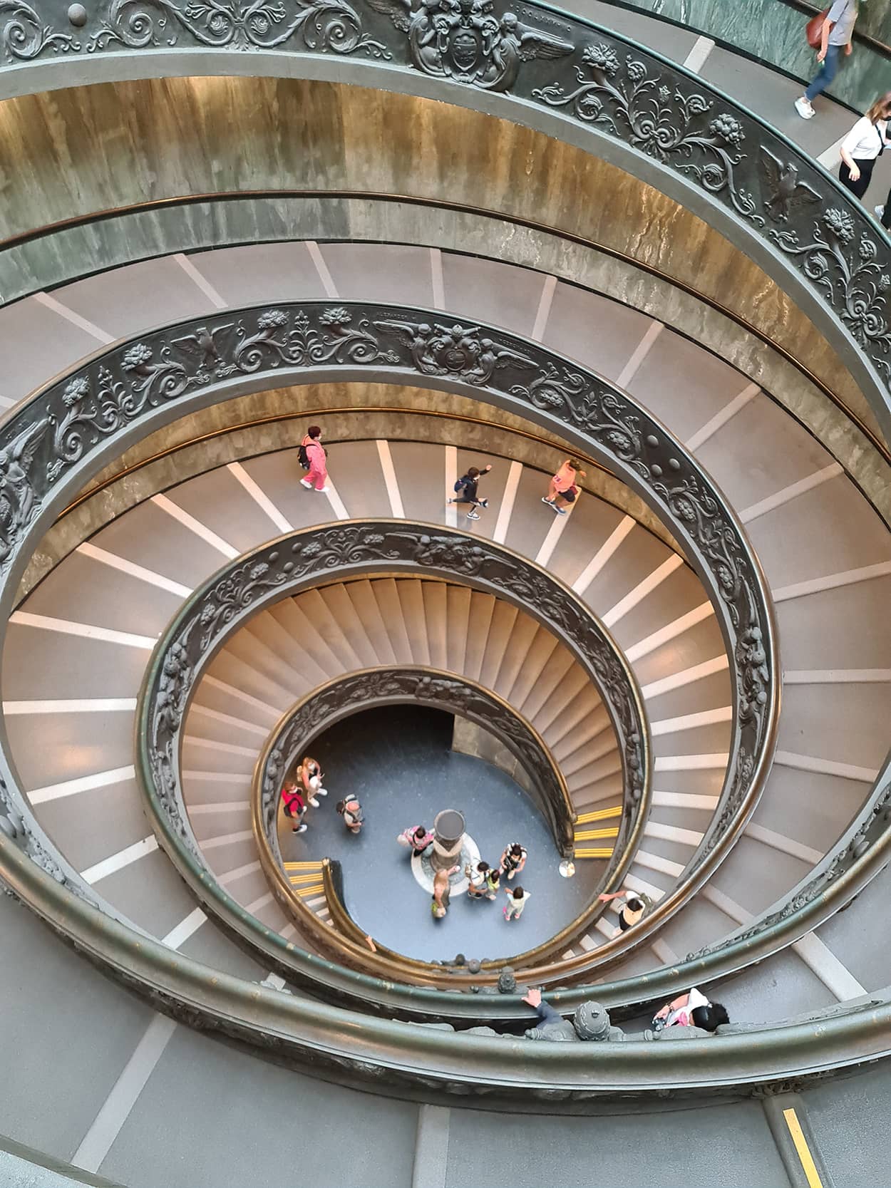 Una foto della monumentale scala a chiocciola dei Musei Vaticani