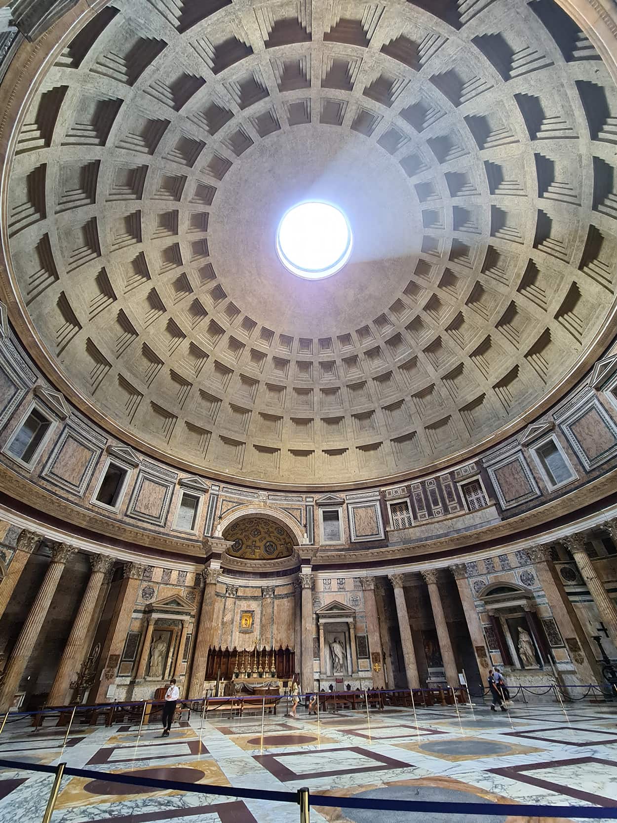 Una foto dell'interno del Pantheon a Roma dove si vede il soffitto con al centro la grande apertura circolare. 