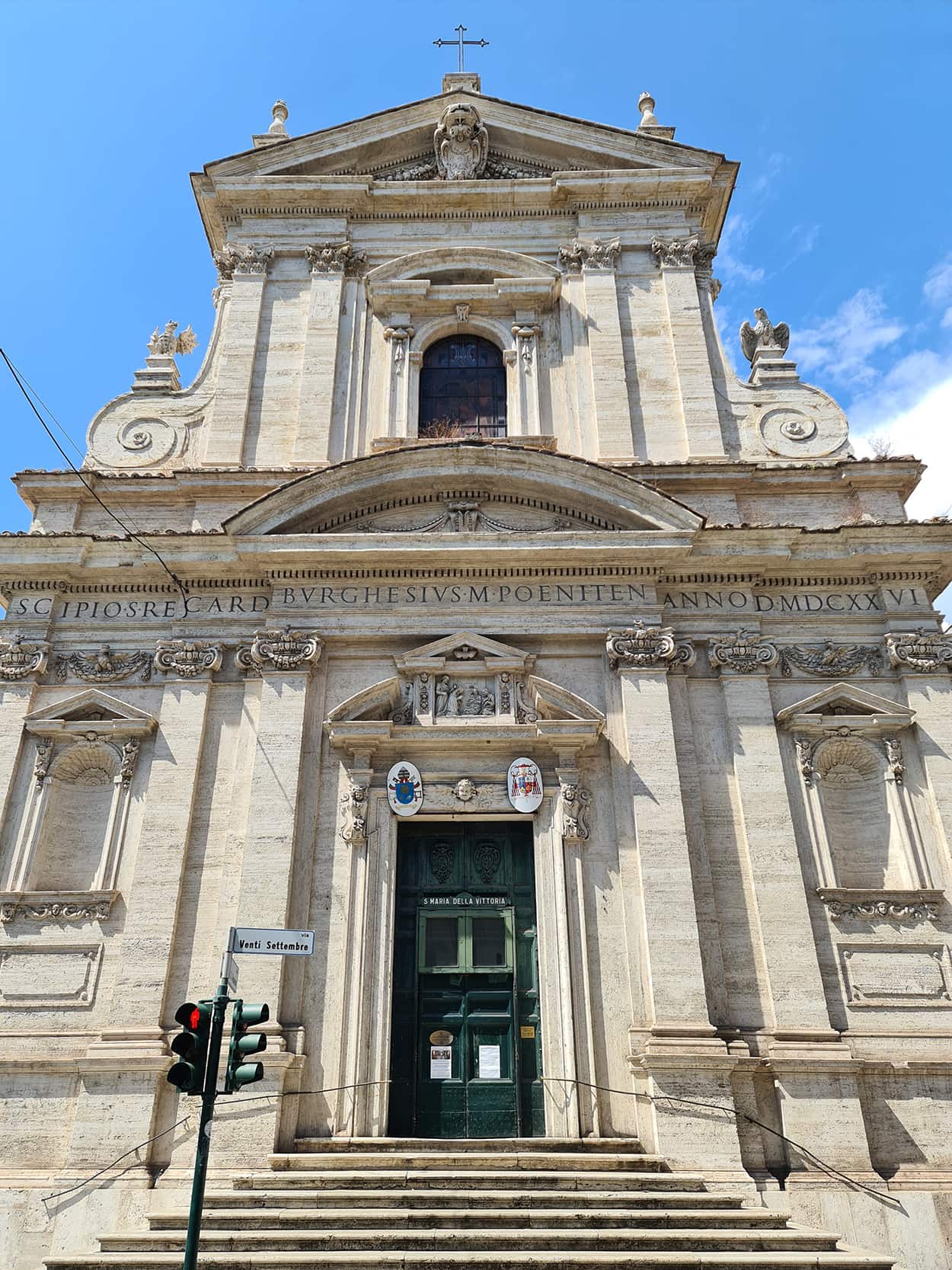 Il tour Angeli e Demoni prosegue nella chiesa di Santa Maria della Vittoria, la cui facciata è piuttosto sobria con poche decorazioni.