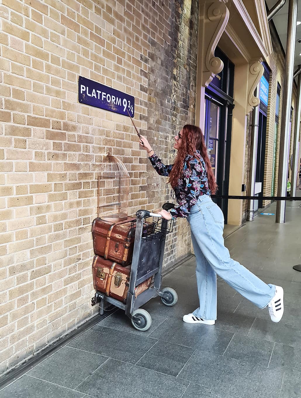 Uno dei luoghi di Harry Potter a Londra che non può mancare, ovvero la stazione di King's Cross. In foto si vede Carlotta con una bacchetta in una mano e con l'altra tiene un carrello con delle valigie attaccato ad un muro, dove c'è la scritta "Binario 9 e 3/4"