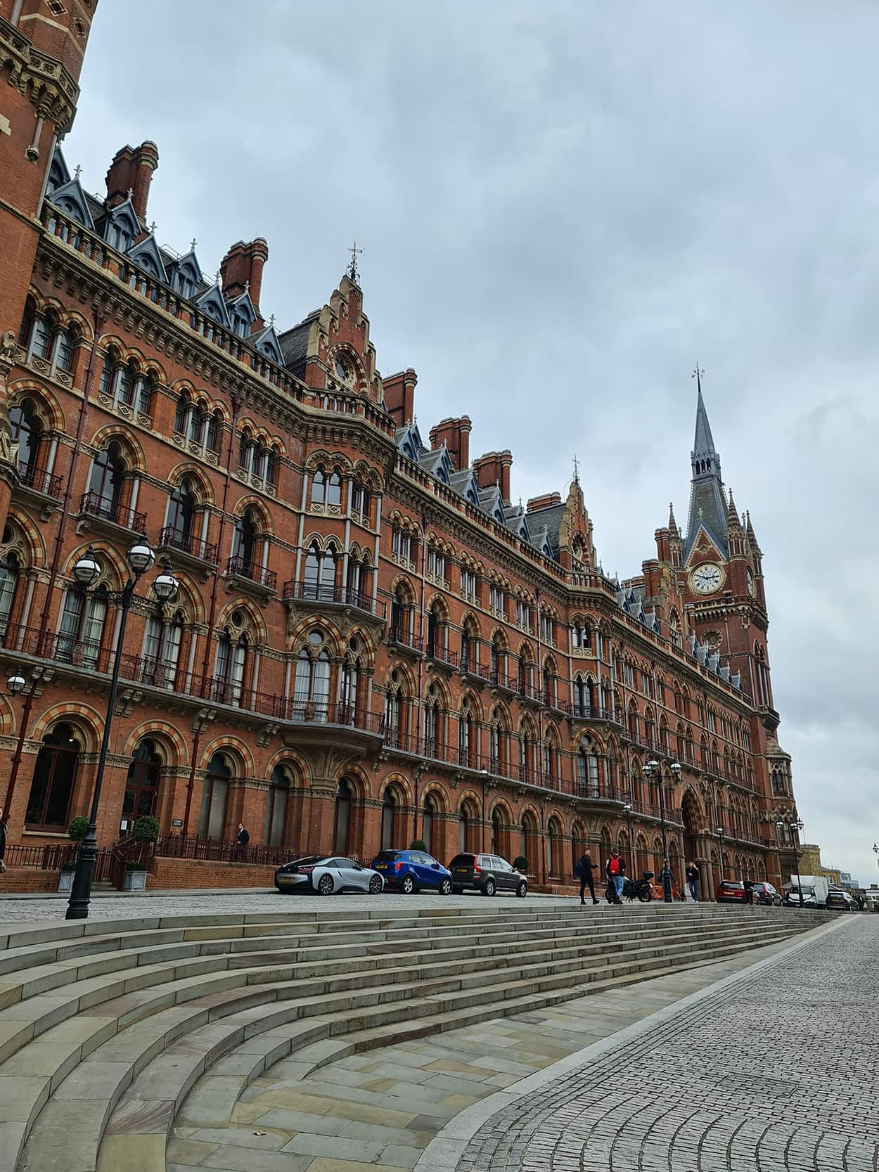 Una foto della facciata del St. pancras Hotel, con il suo caratteristico colore rossastro e la torre dell'orologio.