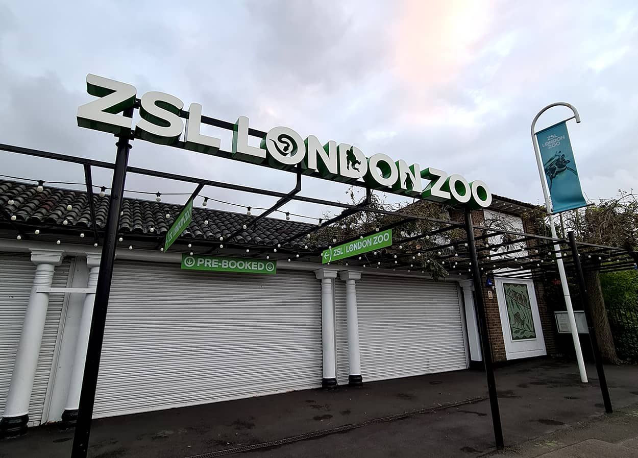 Una foto del botteghino dello zoo di Londra, dove si trova il rettilario