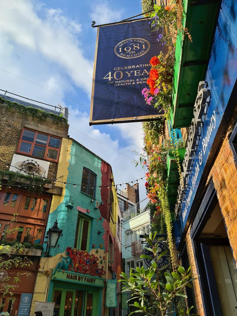 In foto si vedono alcuni degli edifici super colorati del quartiere di Covent Garden a Londra