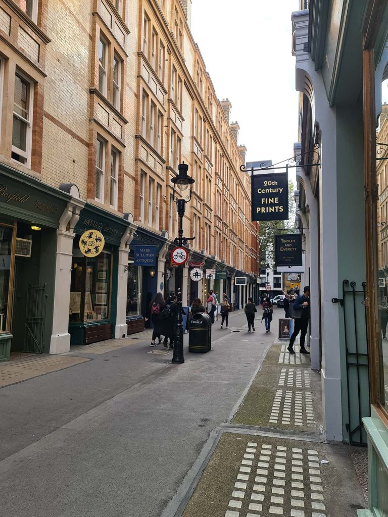 Una foto di Cecil Court, uno dei luoghi di Harry Potter a Londra, dove si trovano tante librerie