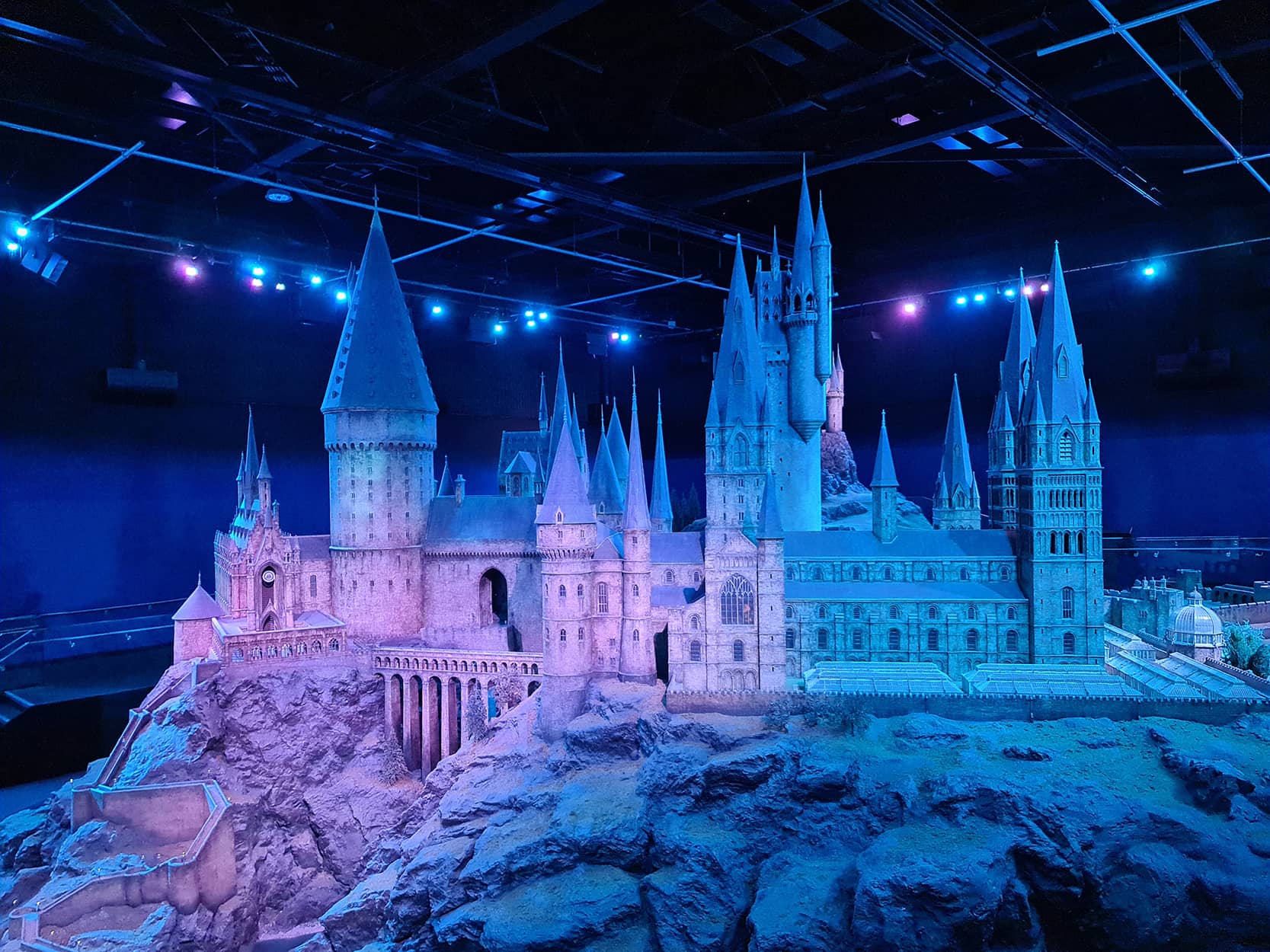 Una foto del modellino del Castello di Hogwarts ripresa agli studios, il più importante dei luoghi di Harry Potter a Londra.