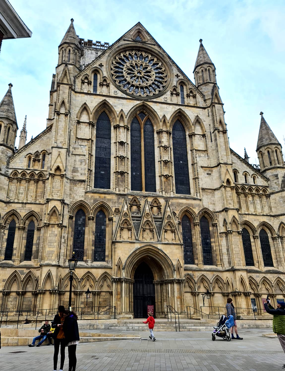 Una foto della facciata della Cattedrale di York, in stile gotico