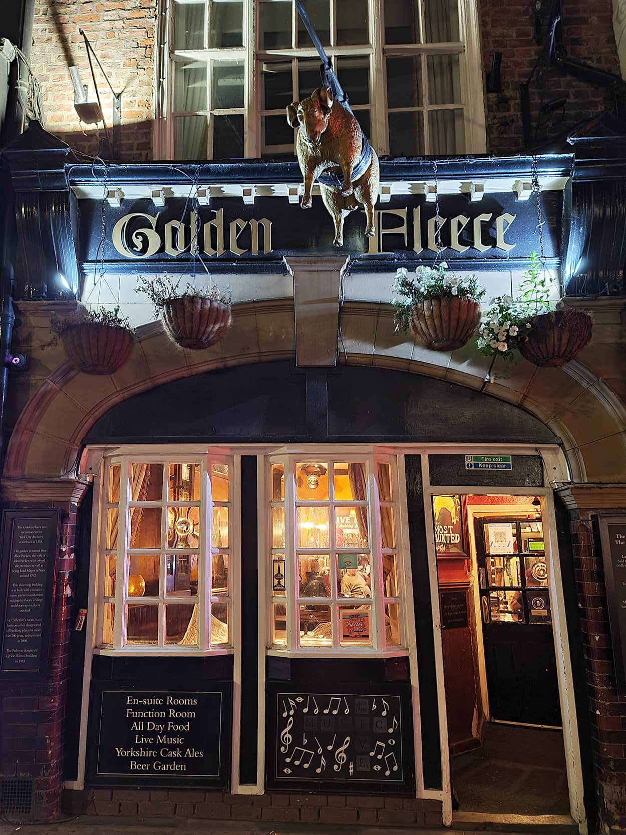 Una foto della facciata dell'ostello più infestato di York, dove si vede un montone appeso ad un gancio ed una porta vetrata.